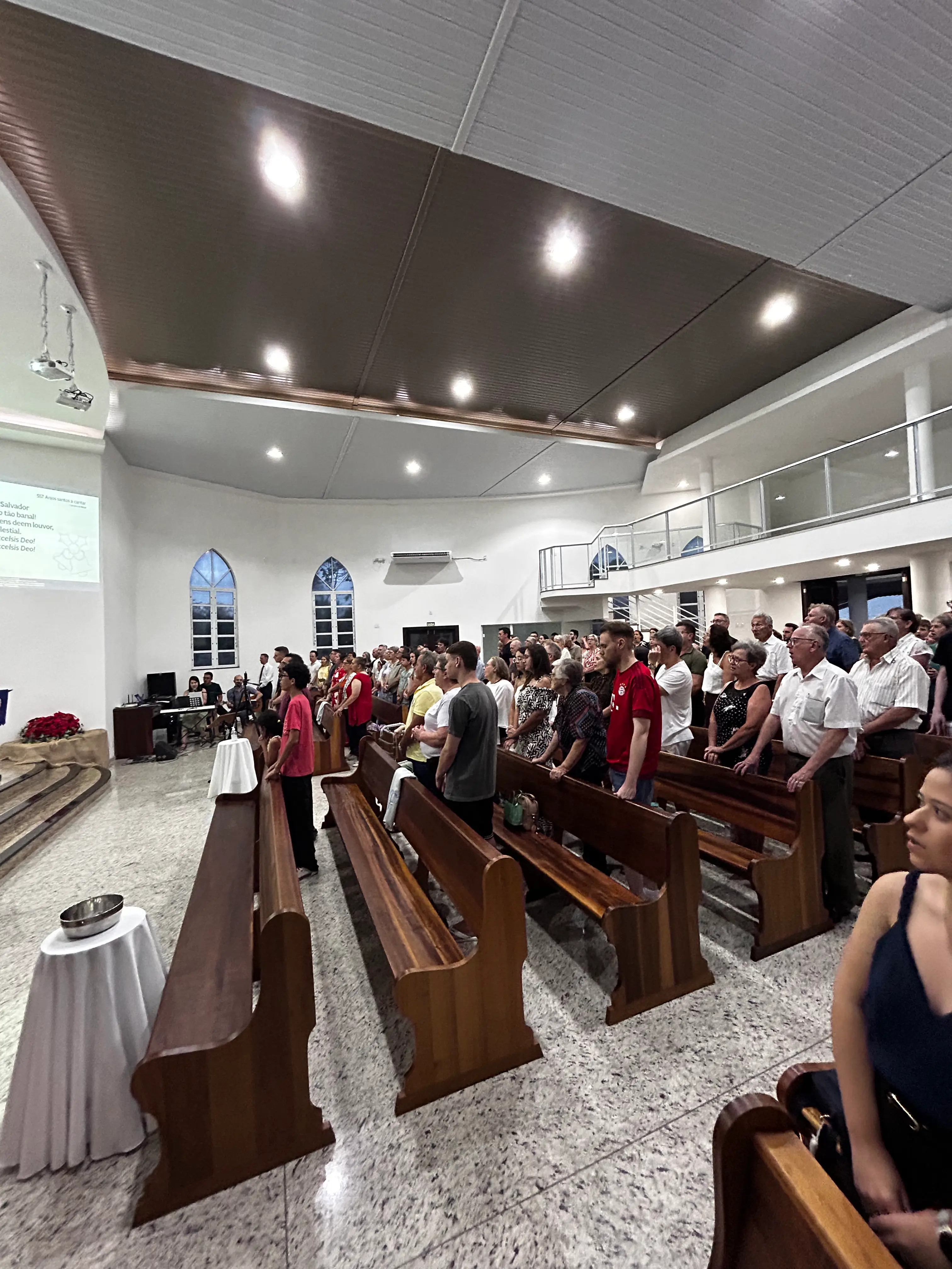 Culto na Congregação São Paulo com a igreja cheia