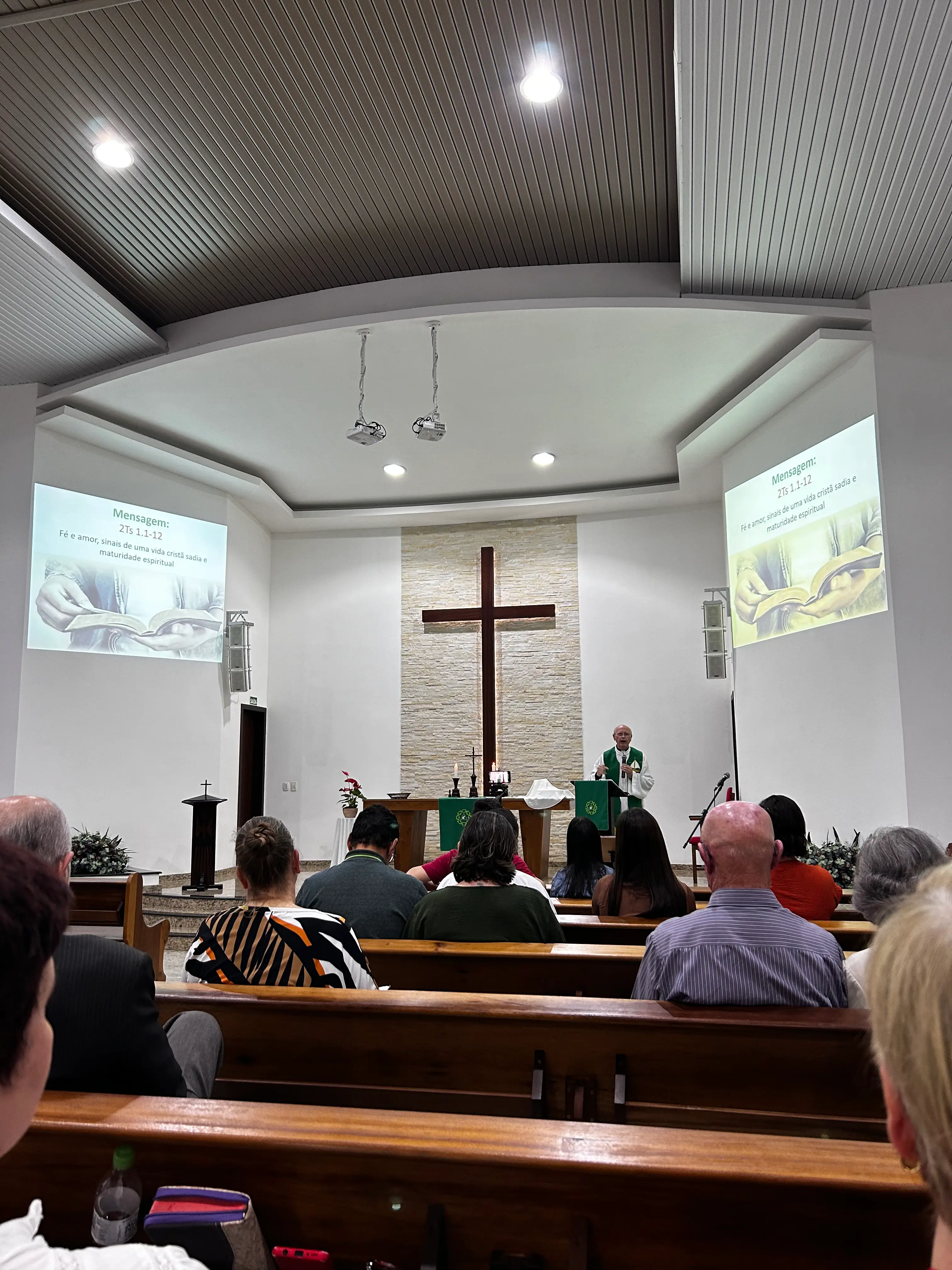 Culto com a igreja repleta de fiéis