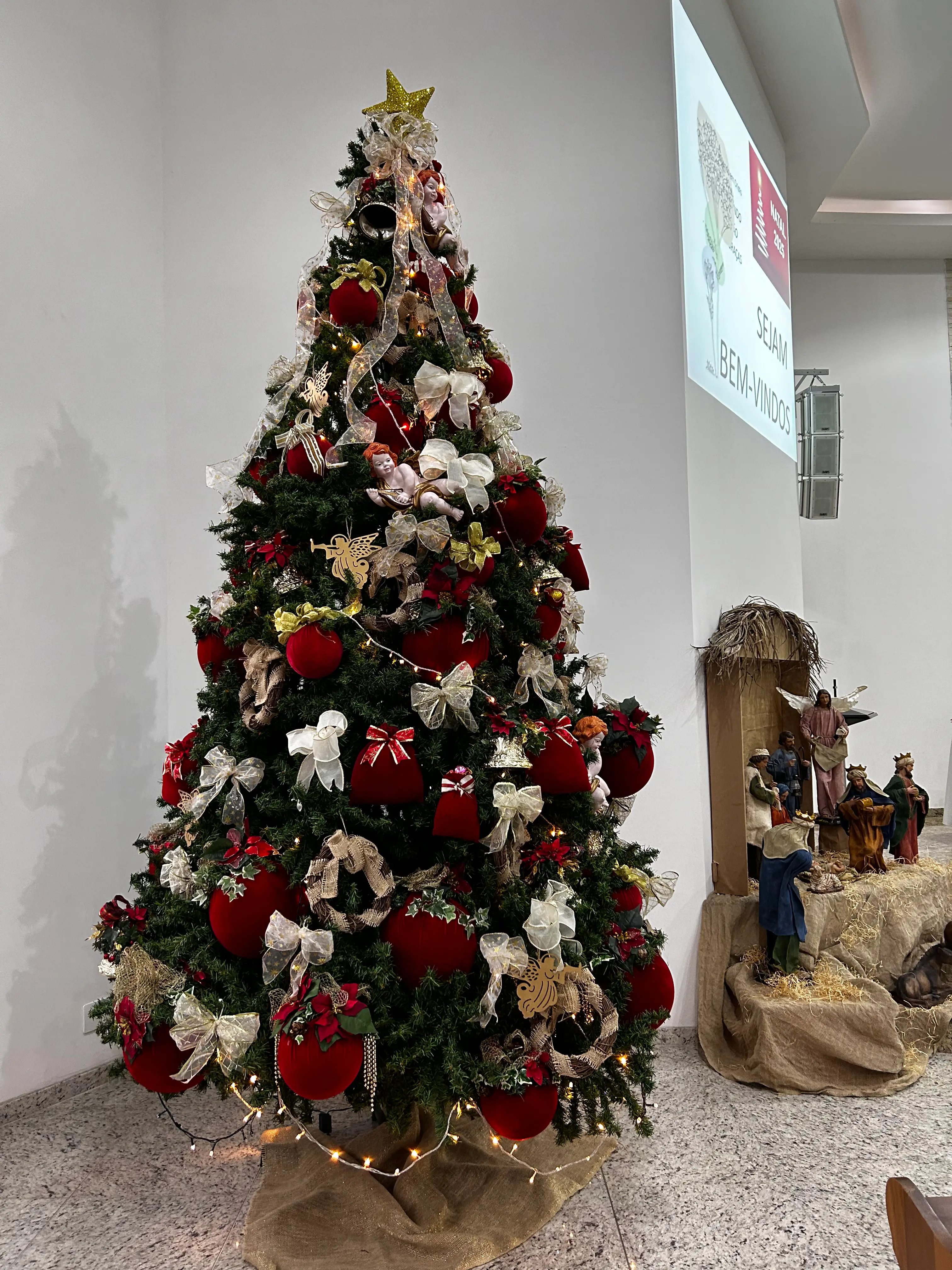 Altar da igreja preparado para a celebração da palavra