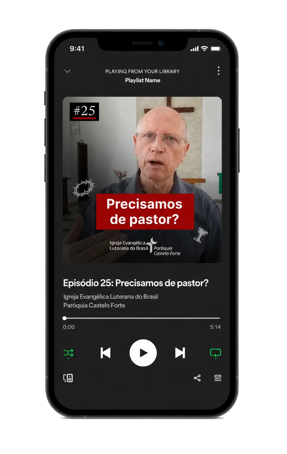 Celular exibindo um episódio do podcast da Paróquia Castelo Forte no Spotify